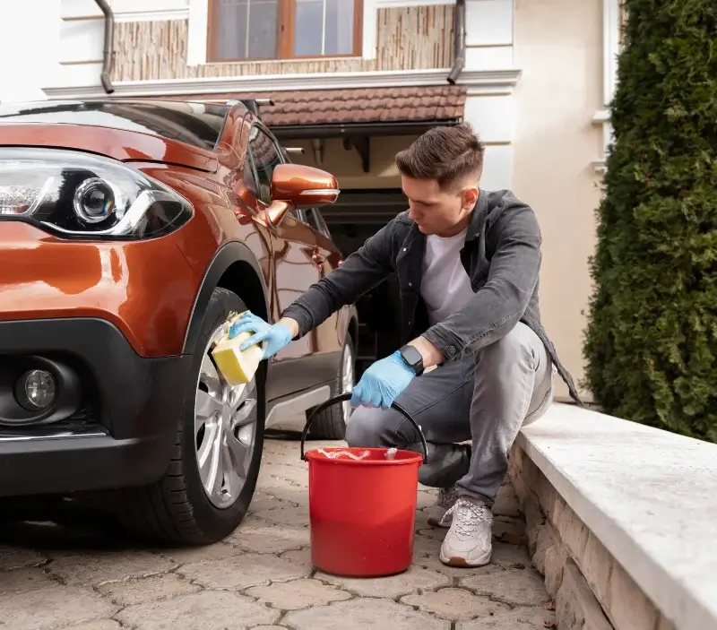 Lavage auto à domicile Omerville : professionnel intervenant sur un véhicule